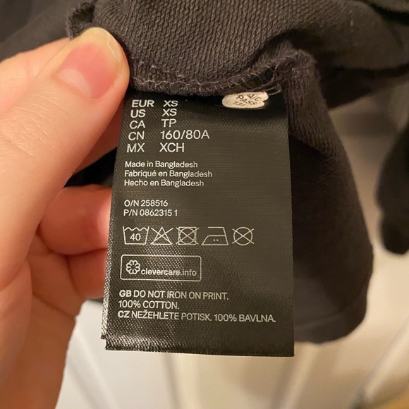 Billie Eilish oversized H&M Divided long sleeve tee - Picture 5 of 7